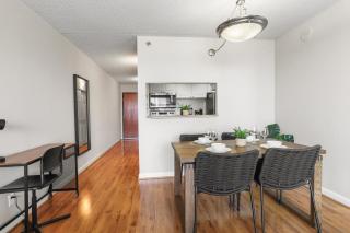 Arlington Gem Stylish Apt with Pool and Gym - 2