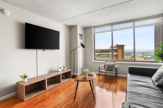 Arlington Gem Stylish Apt with Pool and Gym - 4