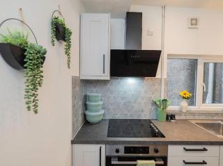 3-Bed Home with Hot Tub, Sleeps 9,Parking - 5