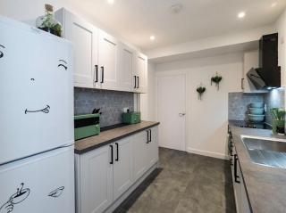 3-Bed Home with Hot Tub, Sleeps 9,Parking - 4