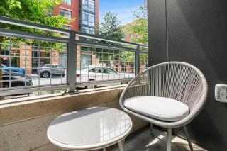 Stylish Apt Near DC & Metro - Pool & Gym - 4