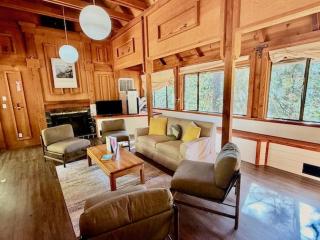 Views inside Yosemite-Timber Lodge-Sleeps 6 - 1