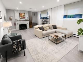 Bright Family Suite in North Vancouver with Private Entrance and Free Parking - 0
