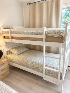 Bright Family Suite in North Vancouver with Private Entrance and Free Parking - 2