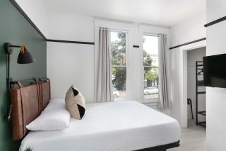Enjoy Stylish 1BR Queen Bed WiFi SmartTV - 0
