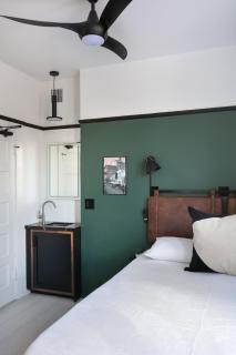 Enjoy Stylish 1BR Queen Bed WiFi SmartTV - 7