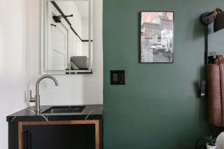 Enjoy Stylish 1BR Queen Bed WiFi SmartTV - 4