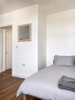 3BR Modern Apartment Sleeps 8 Near NEC BHX CBS Free EV Parking - 6