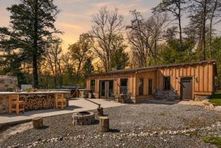 Stagecoach Saloon Riverside cabin with stone pizza oven - 0