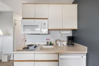 Pet-friendly King Bed Studio with Kitchenette - Pool and Hot Tub - 9