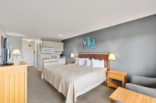 Pet-friendly King Bed Studio with Kitchenette - Pool and Hot Tub - 7