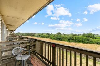 King Bed Ocean View Studio with Kitchenette - Pool and Hot Tub - 6