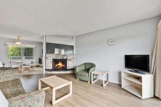Pet-Friendly Family Suite - Kitchen and Fireplace - Pool and Hot Tub - 3