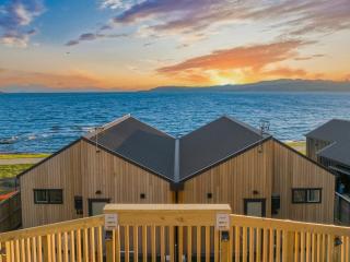 Roam Taupo Lake Front Unit 1 - Spa Pool - 8