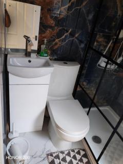 Ensuite ROOM in a HOME - 1