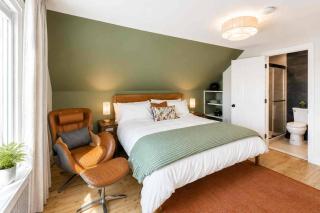 Bright King Suite, Massage Chair & Private Bath - 9