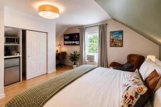 Bright King Suite, Massage Chair & Private Bath - 4