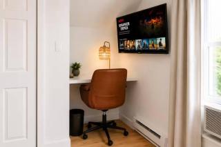 Bright King Suite, Massage Chair & Private Bath - 3