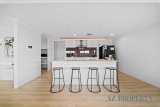 Stylish 5BR Retreat EV Charging & Caravan Parking - 7