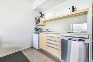 Stunning City Views from Modern 1BR Apartment King - 8