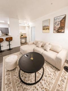 Resort-Style 1BR Pool Gym & Movie Theater6 - 2