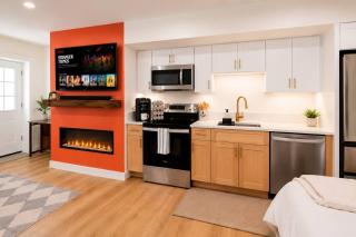 Modern Studio Near Logan with Private Entrance - 3