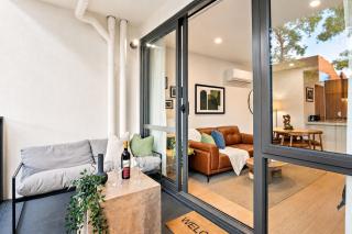 Peaceful Escape with King Bed, Parking and Walk to CBD! - 2