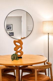 Peaceful Escape with King Bed, Parking and Walk to CBD! - 1