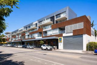 Stylish 2BR Apartment with Balcony, Parking - 8