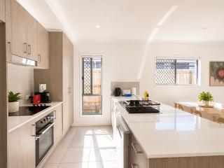 4B Sparkling New Home in Park Ridge near GC - 3