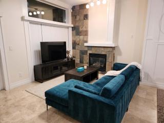 Vancouver Modern 2-Bedroom Retreat in the Heart of Downtown - 9
