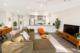 Solara Retreat - Modern 4BR Home with Backyard - 7