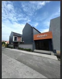 Modern Mezzanine Stay in Pura Demak - Lavender - 3