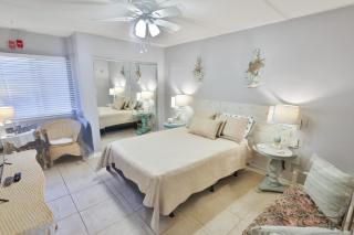 Peaceful 2BR Dockside Retreat Cedars - 4