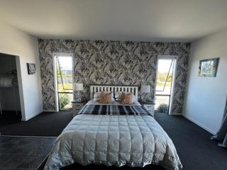 Studio 5- Stylish Stay with Mountain Vista - 9