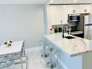 Stylish 1BR 2BA Condo 1Block to Aventura Mall - 4