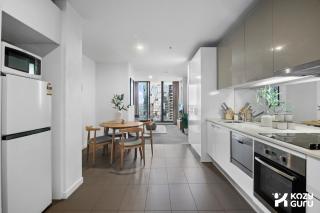 KozyGuru | Southern Cross | Urban Skyline Retreat - 7
