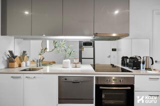 KozyGuru | Southern Cross | Urban Skyline Retreat - 5