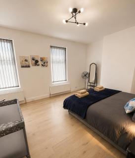3-Bed Home Walk to Beach & Attractions-Sleeps 6 - 2