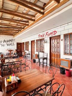 Harleys Pub and Hotel - 3