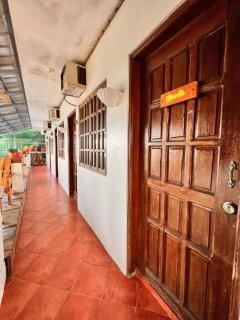 Harleys Pub and Hotel - 1