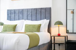 Apartment Sleeps 2 - Free Parking WiFi Garden - 1