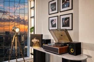 Executive City Retreat with Amazing Views and Parking - 2