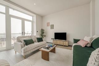 3-Bed Barry Island Apartment | Stunning Sea Views - 2