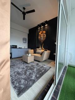 The Black Edition-Luxury 1BHK & City View - 0