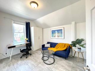 Academic Oasis: Modern Flat Near WesternU & Trails - Holiday Home - 1
