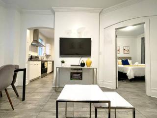 Academic Oasis: Modern Flat Near WesternU & Trails - Holiday Home - 8
