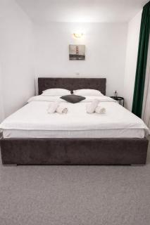 Corner Five Rooms - 1