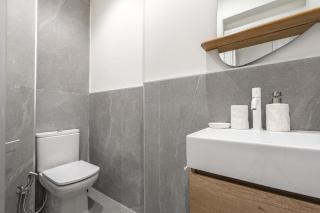 Elegant and Spacious Apartment Steps from Plaza Catalunya - Barcelona - 2
