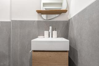Elegant and Spacious Apartment Steps from Plaza Catalunya - Barcelona - 1